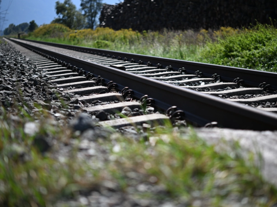 Die Frau wurde neben den Gleisen gefunden