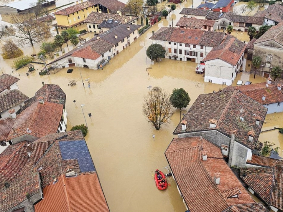 Eine überflutete Ortschaft in Friaul