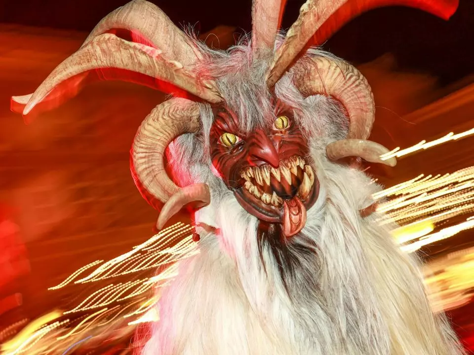Eine Zuseherin packte den Mann an den Hörnern Krampus