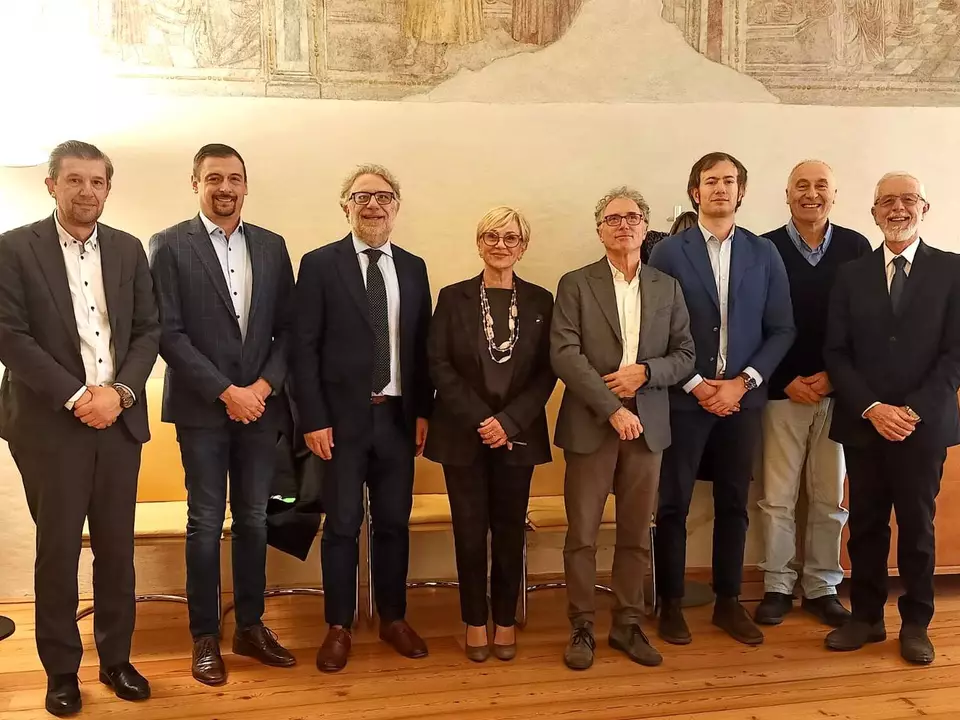 Foto-di-gruppo-con-i-partecipanti-all-incontro