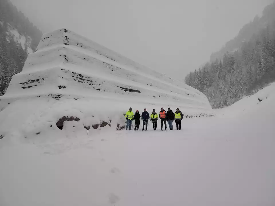 Die Arbeiten zur Errichtung von zwei Steinschlagschutzdämmen entlang der Landesstraße 48 im Abschnitt zwischen Sand in Taufers und Rein in Taufers sind abgeschlossen: Matthias Brunner, Ursula Sulzenbacher, Tobias Kirchler, Claudia Strada, Heinz Perathoner, Andreas Kaiser und Franz Wieser (von links).