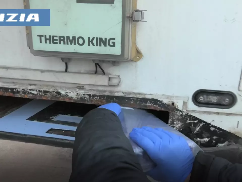 Nervosität verrät ihn: Polizei entdeckt Koks-Versteck unter Lkw am Brenner