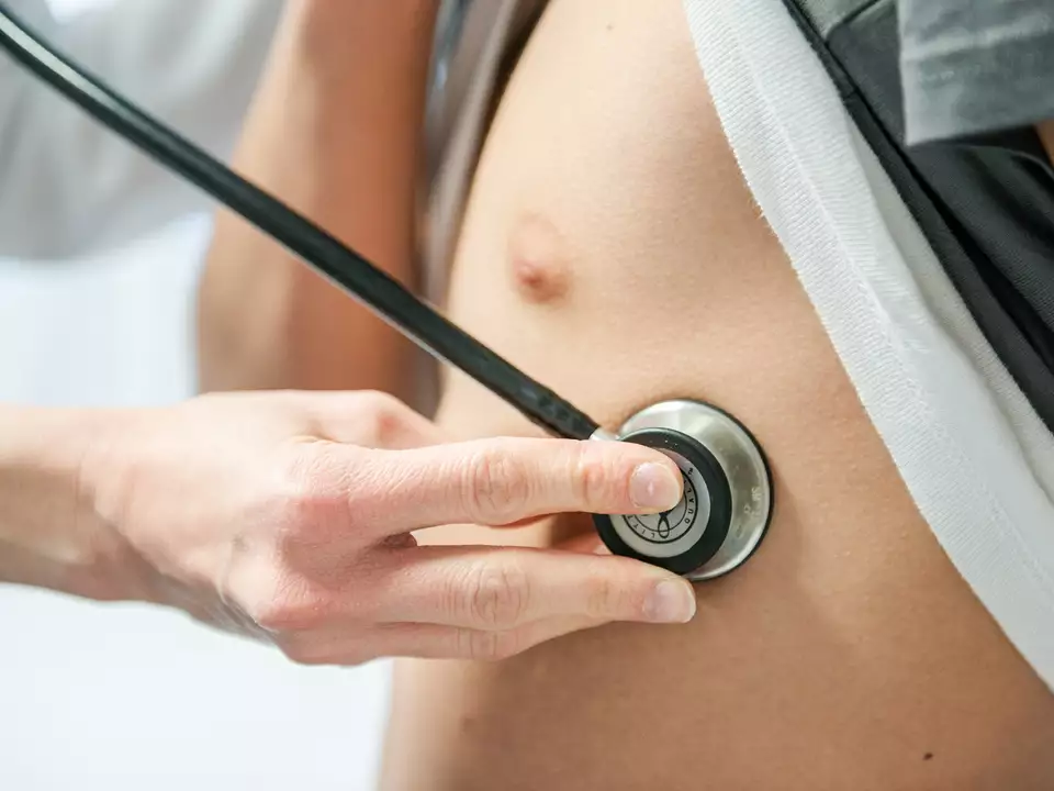 Die Gesundheitsversorgung soll näher zu den Menschen rücken: Ab 2026 soll in Südtirol die einheitliche Gesundheits-Hotline 116117 eingeführt werden. Die Hotline soll rund um die Uhr Auskunft und Unterstützung bei Gesundheitsfragen bieten.