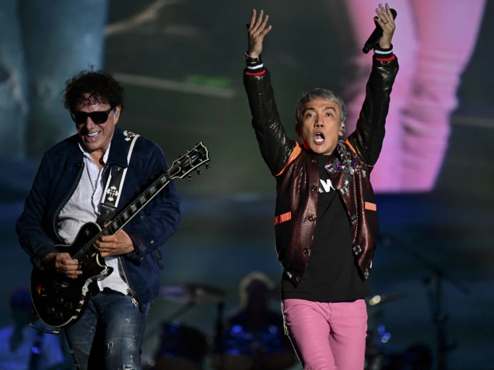 Gitarrist Neal Schon (l) and Sänger Arnel Pineda von Journey