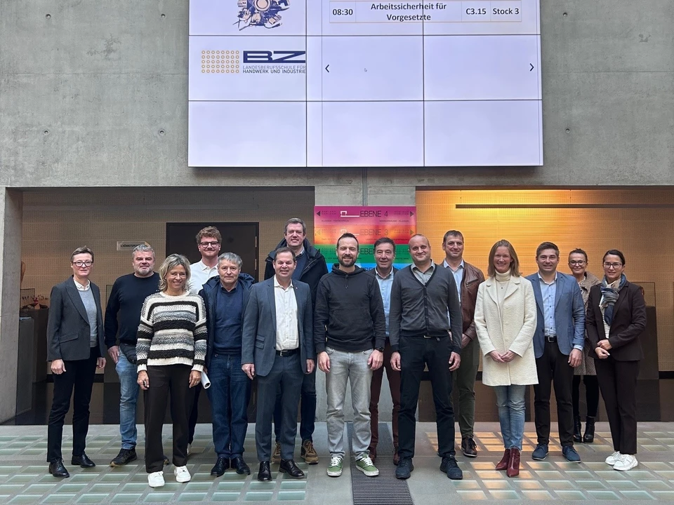 Miriam Bolognani, Herbert Kasal, Hannes Mussak, Lukas Spitaler, Georg Plattner, Heidi Röhler, Andreas Mair, Tanja Enderle sowie (hintere Reihe von links) Ester Demetz, Norbert Eschgfäller, Gabriel Maier, Martin Haller, Walter Pöhl, Roland Marini und Zoia Reiterer