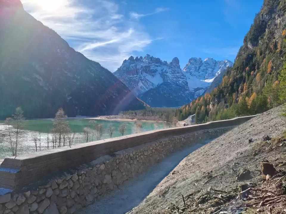 Die neuen Lawinenschutzdämme tragen zur langfristigen Sicherung der Straßenverbindung zwischen Südtirol, der Region Venetien und den Olympia-Austragungsorten Mailand Cortina 2026 bei.
