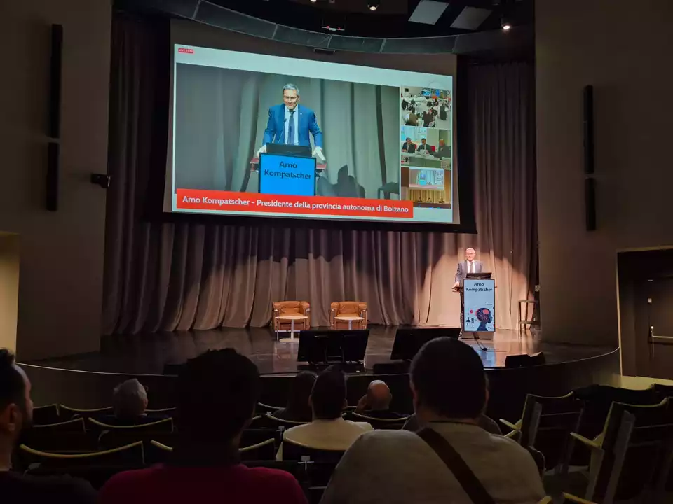 Landeshauptmann Arno Kompatscher begrüßte die Teilnehmerinnen und Teilnehmer bei der Tagung, die der Cerchio ICT am 20. November online und in Präsenz abgehalten hat.