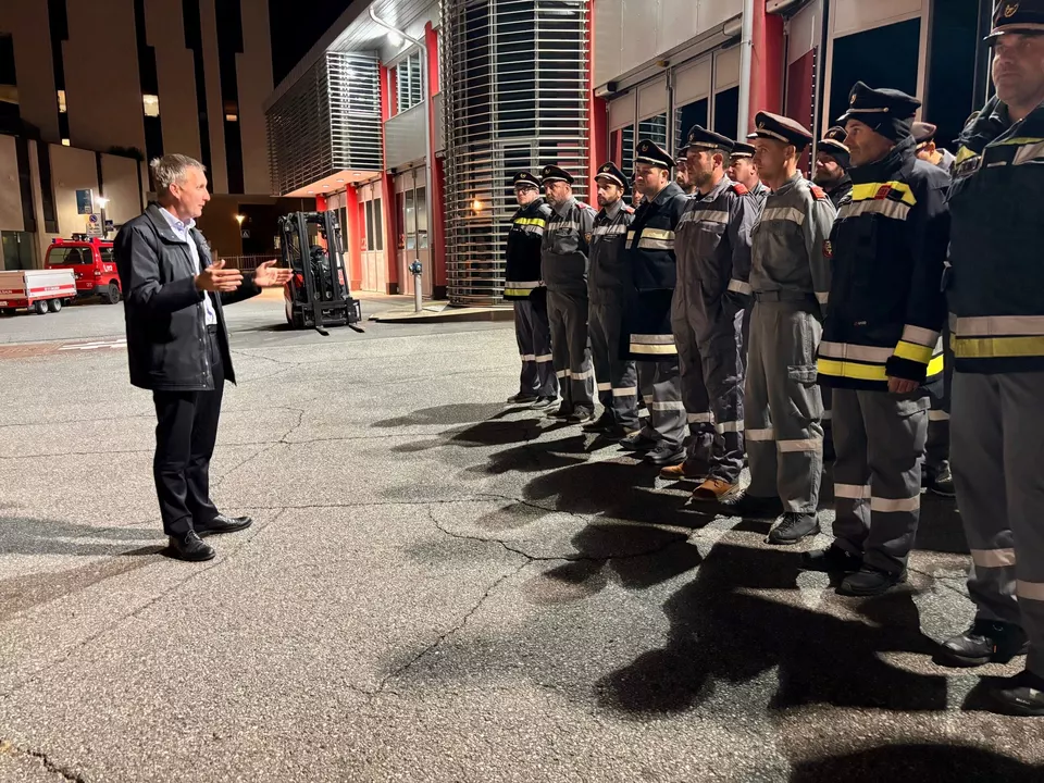 Forstwirtschaftslandesrat Luis Walcher (links im Bild) hat am 4. November von der Abteilung Forstdienst angekaufte Schläuche und Armaturen an Freiwillige Feuerwehren des Untervinschgaus weitergeleitet.