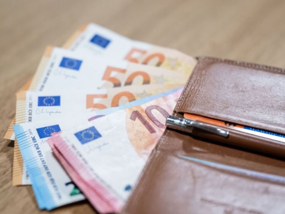 -sterreicher-spendeten-2024-wieder-ber-eine-Milliarde-Euro