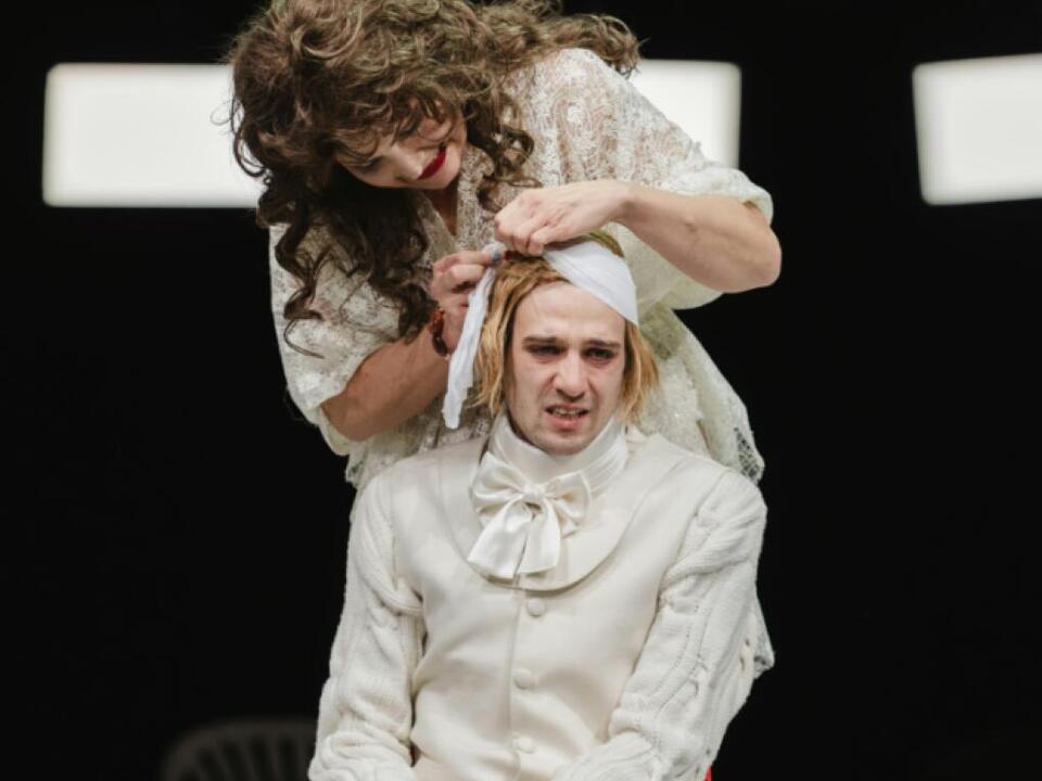 Eine-exaltierte-M-we-am-Landestheater-Nieder-sterreich