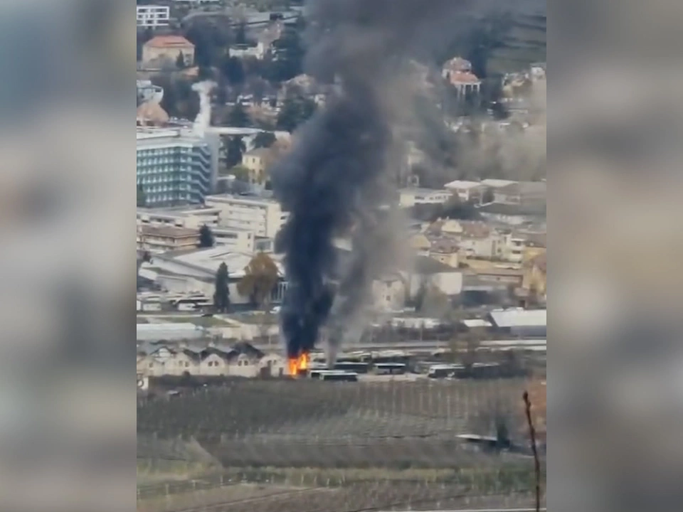 Meran: Linienbus steht in Vollbrand – VIDEO
