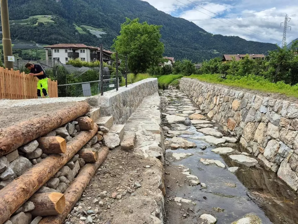 Die Wildbachverbauung arbeitet am Mühlbach in Gratsch an der Grenze zu Algund; im Bild das Ende der bestehenden Verbauung.