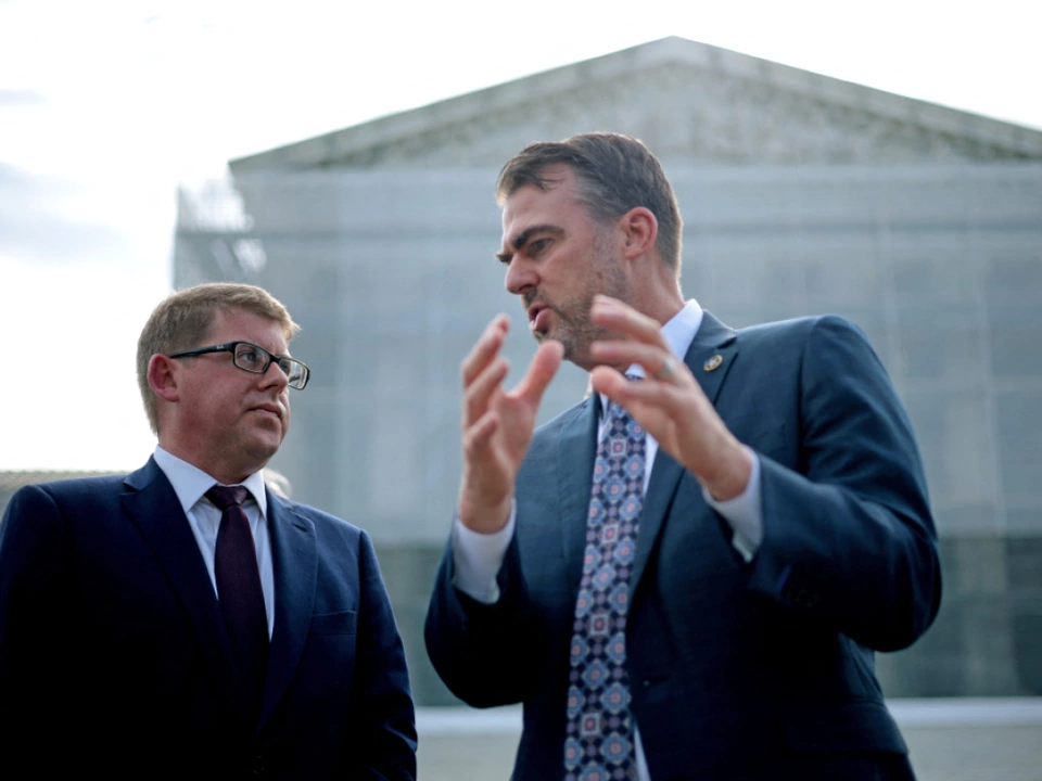 Oklahomas Gouverneur Kevin Stitt (r.) begnadigte zum Tode Verurteilten