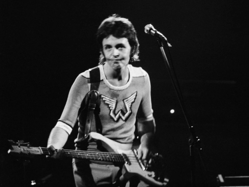 Paul McCartney auf der Bühne 1972 mit Wings
