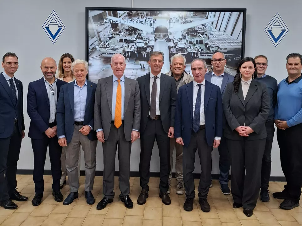 Michele Amenduni Gresele (5. v.l.) und Ernesto Amenduni (8.v.l.) mit Unternehmerverbands-Präsident Alexander Rieper in der Bildmitte und v.l.: Unternehmerverbands-Direktor Mirco Marchiodi sowie die Mitglieder des Präsidiums des Unternehmerverbandes Mauro Santini, Evelyn Kirchmaier, Vinicio Biasi, Heiner Oberrauch, Stefan Barbieri, Katrin Höller, Markus Kofler und Thomas Brandstätter.