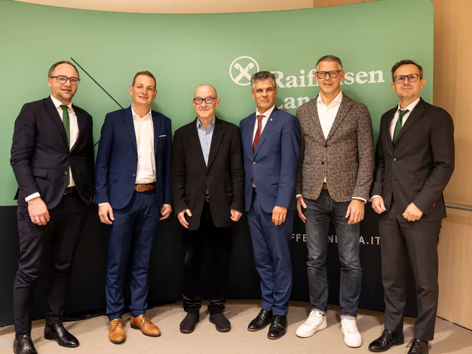 Vizedirektor Raiffeisen Lana Anton Augscheller, Bürgermeister Marktgemeinde Lana Helmut Taber, Referent Dr. David Bosshart, Landtagsabgeordneter Harald Stauder, Wirtschaftsreferent Marktgemeinde Lana Jürgen Zöggeler, Direktor Raiffeisen Lana Florian Kaserer.
