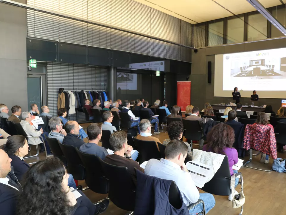 Christine Platzer, WIFI-Direktorin; Michl Ebner, Handelskammerpräsident; Carlo Bertacchi und Esther Pomella, Partner der Kanzlei Loner Bertacchi Francia Pomella sowie Karin Pichler, Leiterin des Bereichs Rechtsangelegenheiten der Handelskammer Bozen.