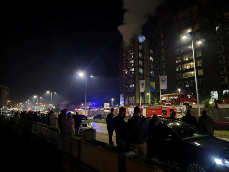 Rauch stieg aus dem brennenden Gebäude auf