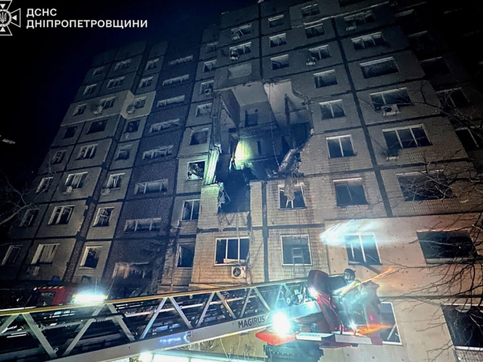 Russische Drohne traf Wohnhaus in Dnipro: Eine Tote und elf Verletzte