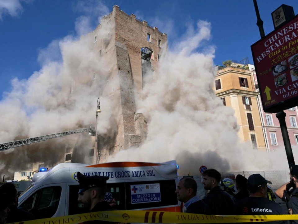 Staubentwicklung unmittelbar nach dem Einsturz des Turmes