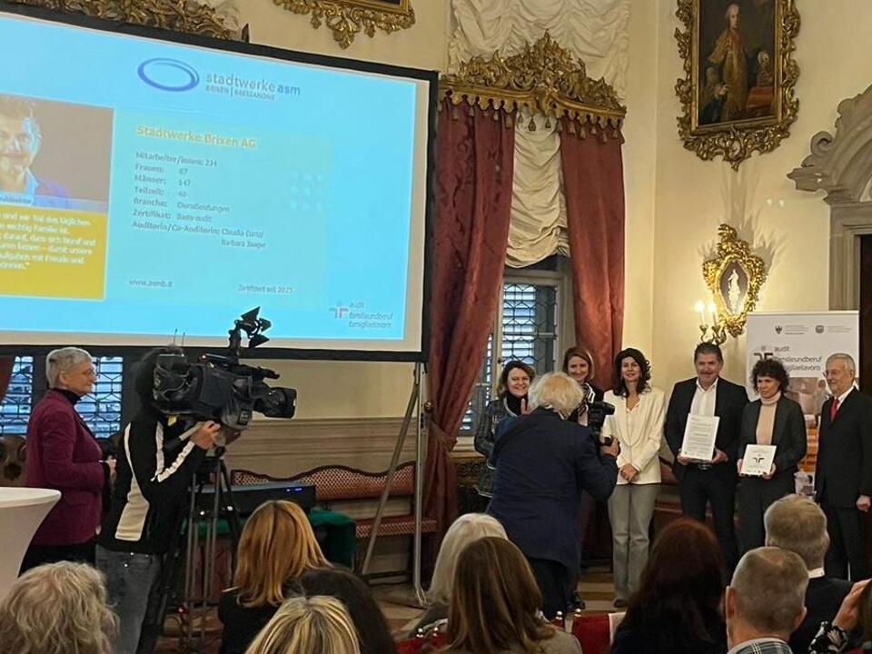 Stadtwerke-Brixen-mit-Zertifikat-audit-familieundberuf-ausgezeichnet