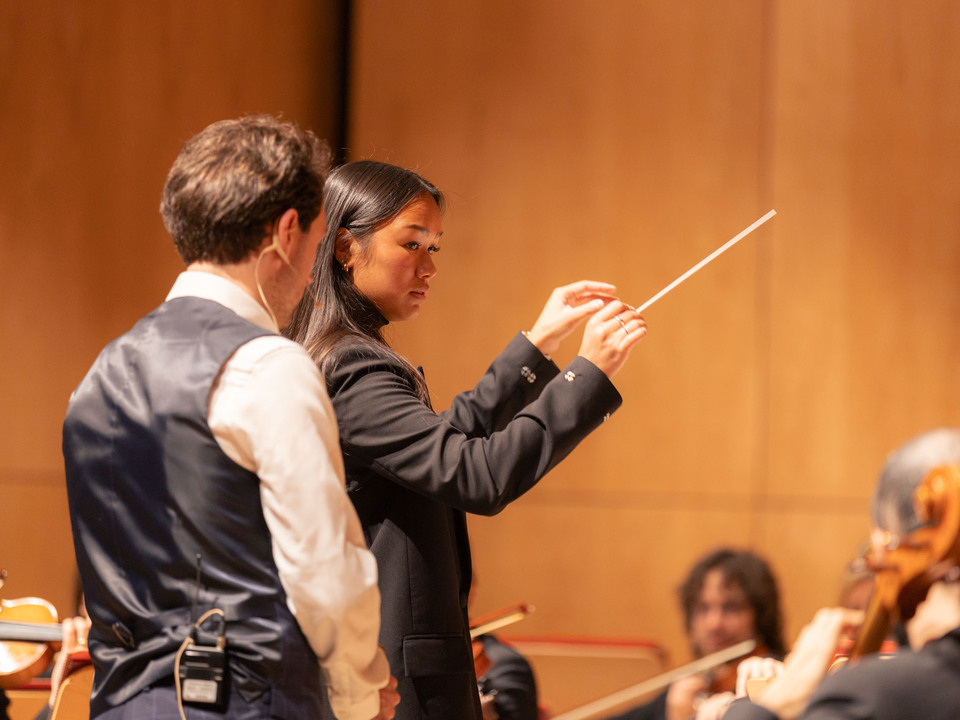 Sch-lerinnen-und-Sch-ler-arbeiten-mit-Haydn-Chefdirigent-Alessandro-Bonato