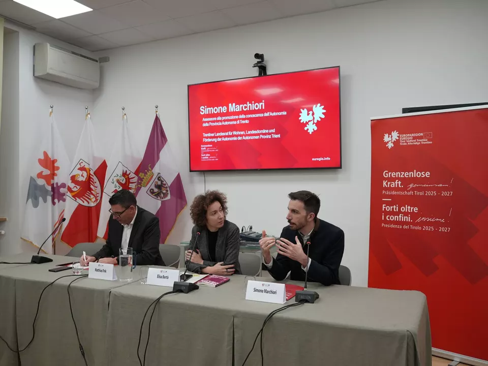 Euregio-Dienstag zum Thema „Autonomie und Partizipation“ in der Casa Moggioli mit Matthias Fink, Euregio-Generalsekretär (von links), Elisa Bertò, Euregio-Generalsekretariat, und Simone Marchiori, Landesrat für die Förderung der Kenntnis der Autonomie des Landes Trentino.