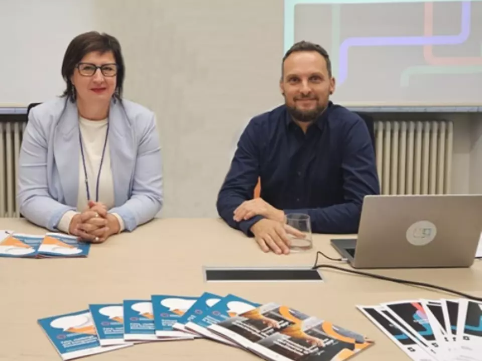 Judith Gögele, Präsidentin des Landesbeirats für das Kommunikationswesen, und Manuel Oberkalmsteiner vom Forum Prävention