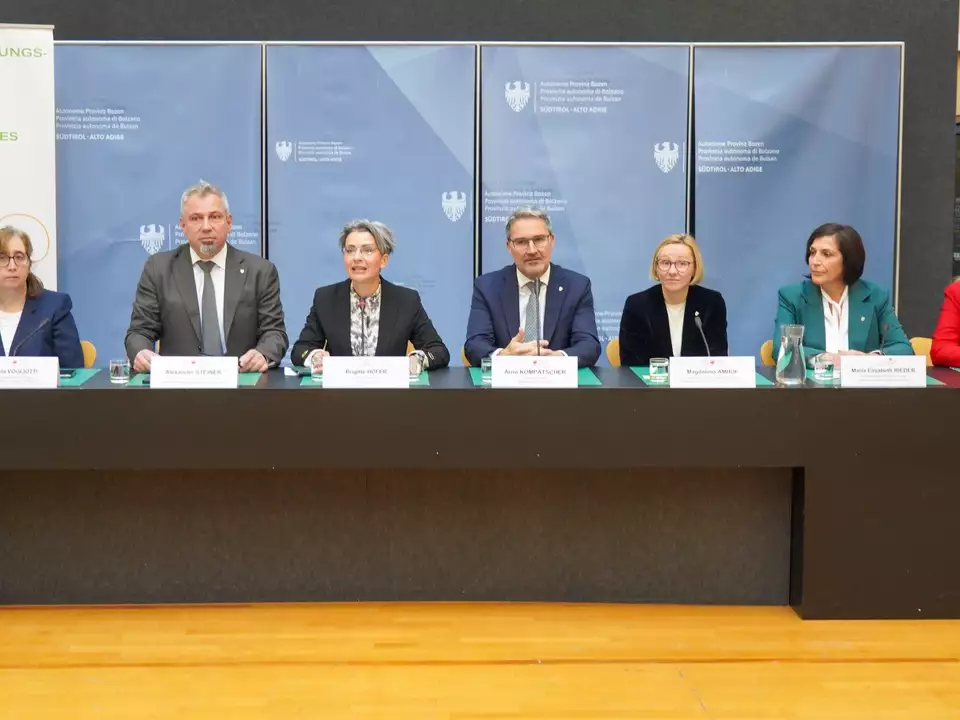 Die Teilnehmenden an der heutigen Pressekonferenz (v.l.): Vogliotti, Steiner, Hofer, Kompatscher, Amhof, Rieder und Oberhammer