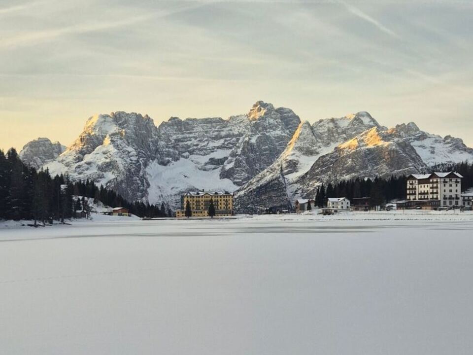 Winterzauber-in-den-Dolomiten-Neuschnee-l-sst-Misurinasee-strahlen