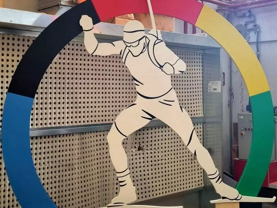 Zwei Kunstinstallationen angebracht: Bozen macht sich bereit für Olympia 2026