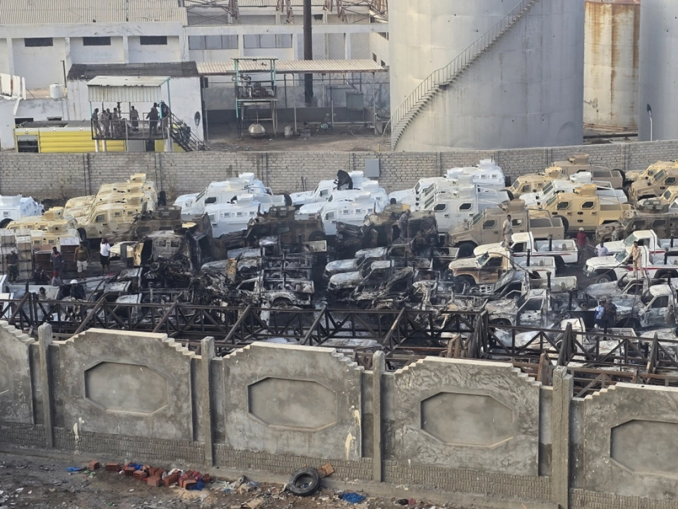 Beschädigte Fahrzeuge nach Angriff auf Mukalla im Jemen
