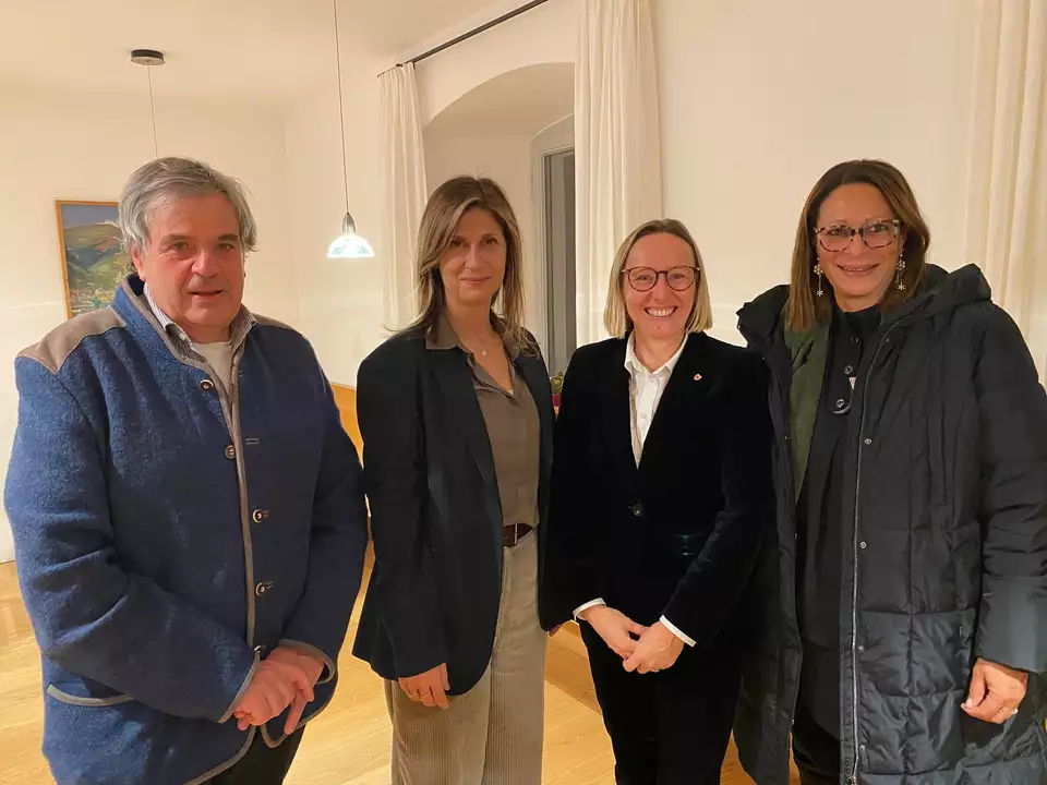 Zufrieden mit dem bisher erreichten (im Bild von links): Friedl Sapelza von der Genossenschaft für Weiterbildung und Entwicklung (GWR) Spondinig, Valeria Cenacchi von der Generaldirektion Regio der Europäischen Kommission, Europalandesrätin Magdalena Amhof und Gabriella Binkert Becchetti von der Region Unterengadin-Val Müstair (CH).