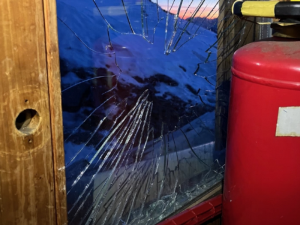 Notunterkunft-in-den-Alpen-wird-zum-Partyraum