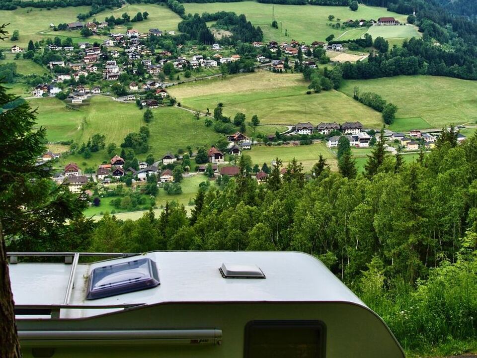 Camping-Freunde-wehren-sich-Luxus-und-Sportwagen-bleiben-unbehelligt-