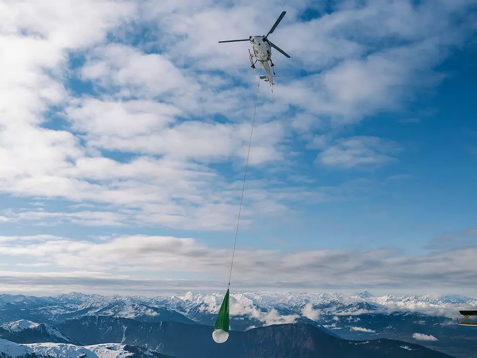 Helikopter bringt Schnee zum Monte Bondone