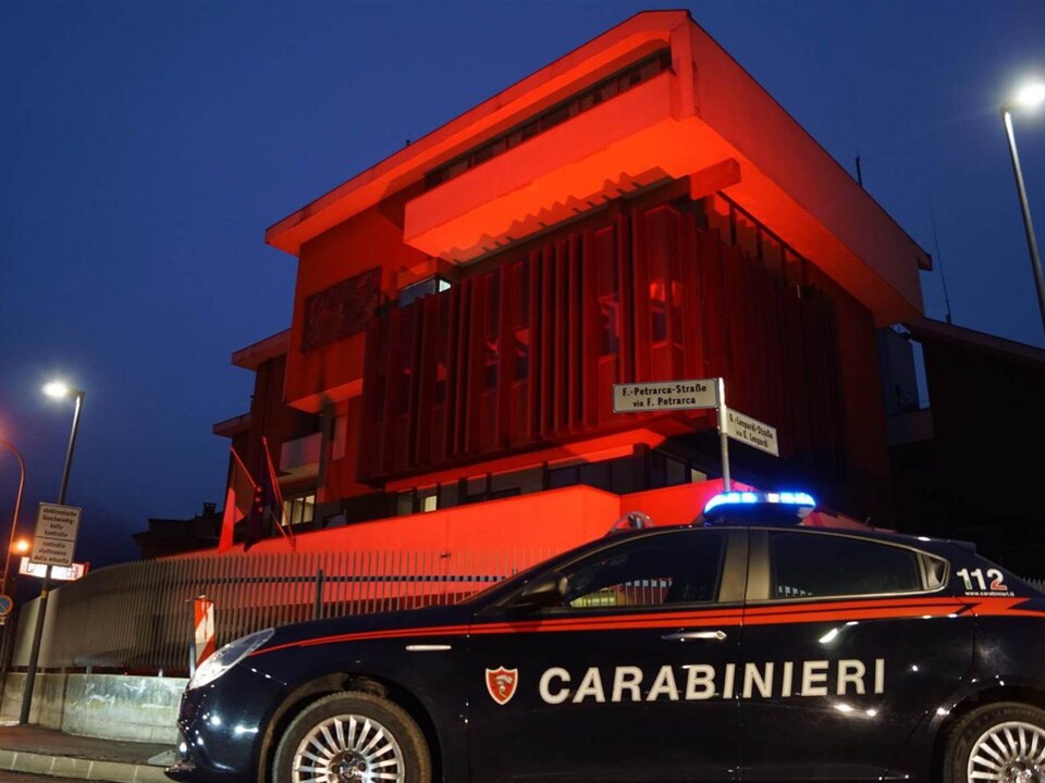 Carabinieri-finden-ver-ngstigte-Kinder-allein-im-Wald