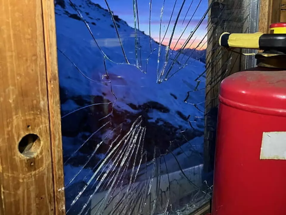 Das Fenster des Winterraums wurde eingeschlagen