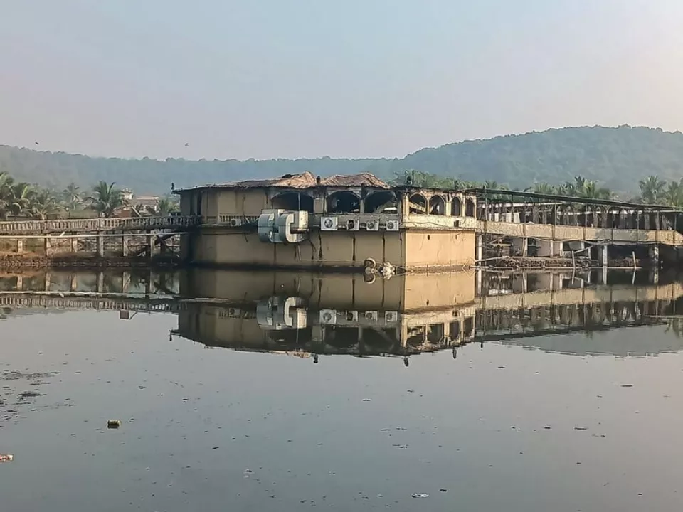 Der abgebrannte Club im indischen Goa