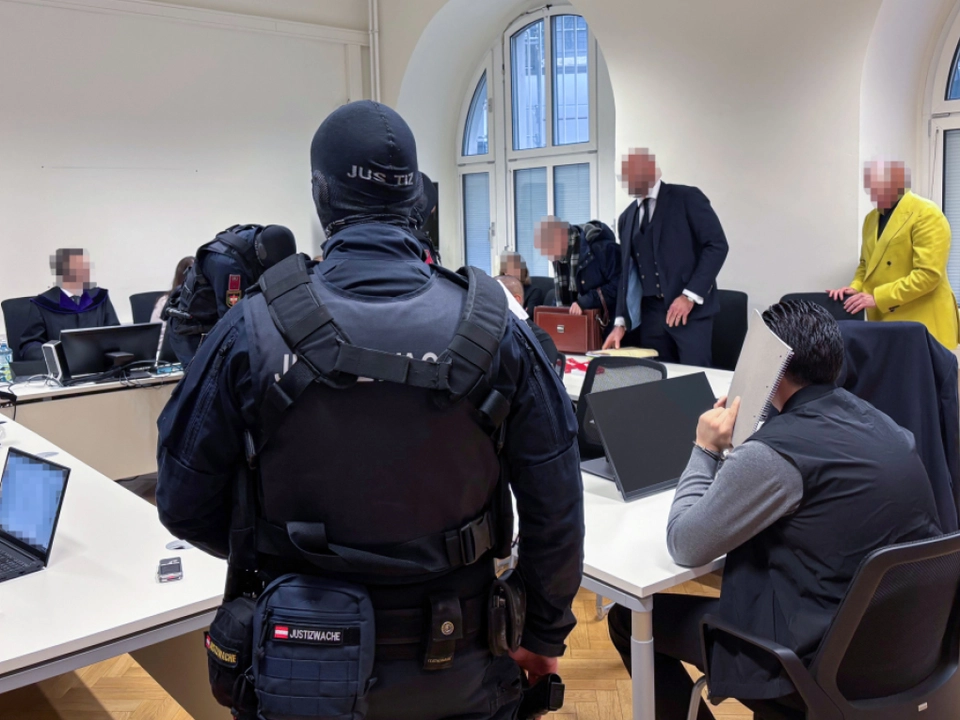 Die Männer wurden heute von der Justizwache Einsatzgruppe in den Saal bekleidet