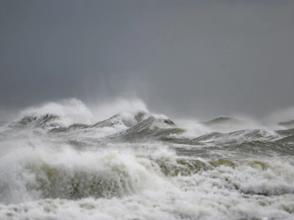 Dieses Archivbbild zeigt riesige Wellen im Atlantk