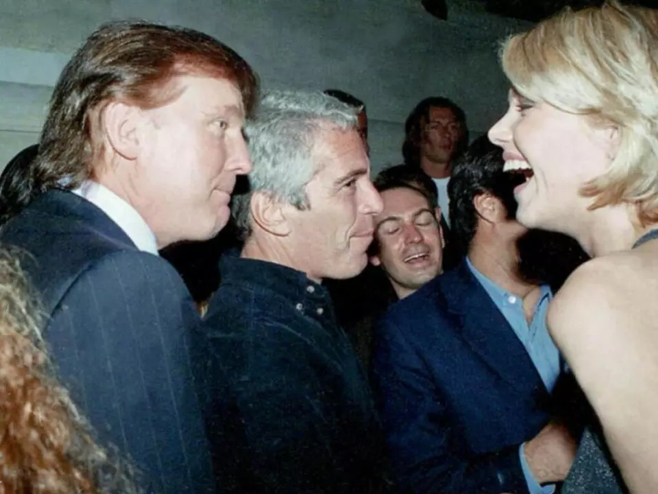 Eines der Fotos zeigt Trump, Epstein und eine blonde Frau