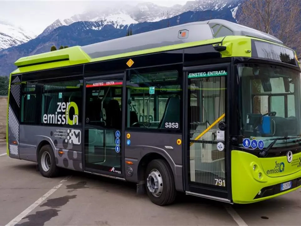 Ab 14. Dezember treten zahlreiche Neuerungen im öffentlichen Busverkehr für Meran und das umliegende Gebiet in Kraft. Auf dem Foto einer der emissionsfreien Busse der SASA AG.