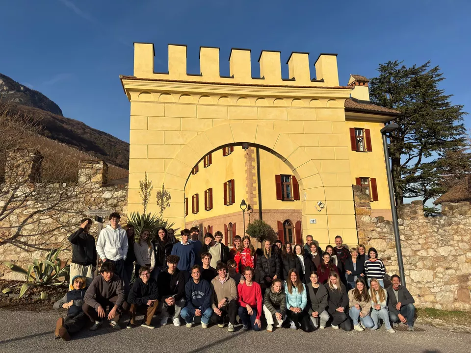 39 Schülerinnen und Schüler aus 16 Oberschulen des Landes haben am Angebot für die Begabungs- und Begabtenförderung der Pädagogischen Abteilung der Deutschen Bildungsdirektion teilgenommen. Im Bild die Teilnehmerinnen und Teilnehmer der \
