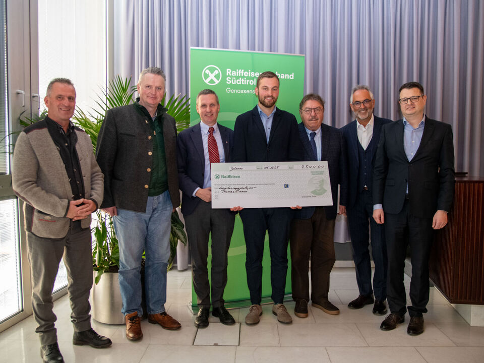 Studienf-rderpreis-des-Raiffeisenverbandes-S-dtirol-an-Thomas-Zanon