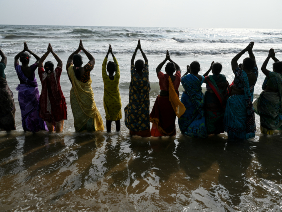 Tausende-gedachten-an-Tsunami-Opfer-2004-in-Asien