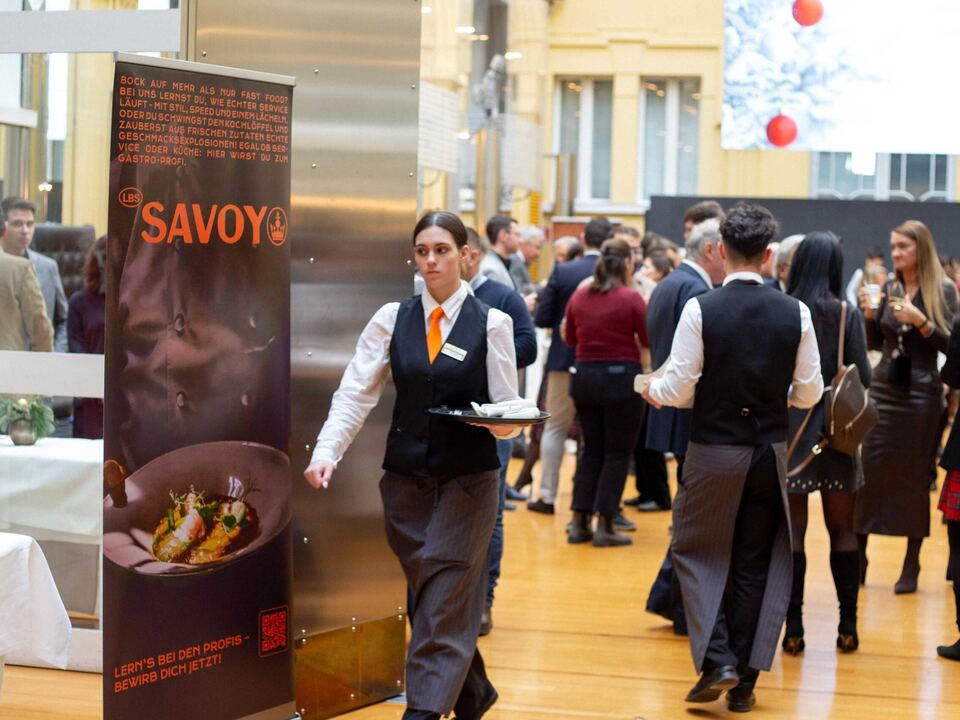 Savoy-Sch-ler-bewirten-Landesregierung-im-Palais-Widmann