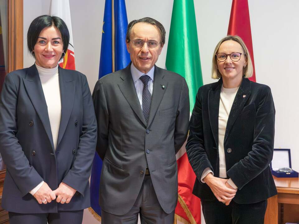 Reise-und-Waffenp-sse-Wartezeiten-sollen-verk-rzt-werden