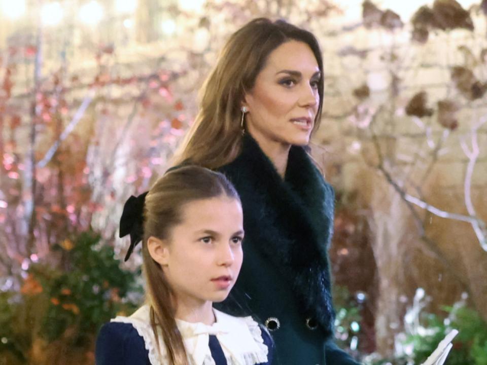 Prinzessin-Kate-am-Klavier-im-Duett-mit-Tochter-Charlotte