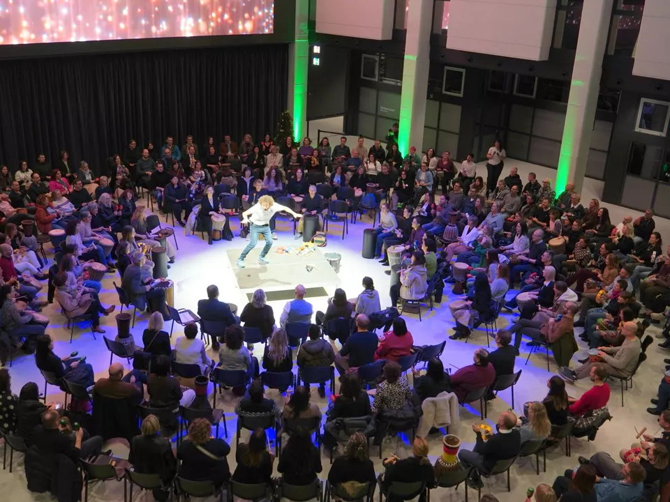 Erfahrungsworkshop mit verschiedenen Percussions-Instrumenten, zum Thema gemeinsame Führung